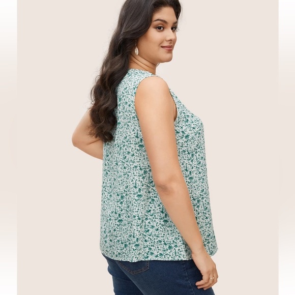 BloomChic Plus Size 3XL Ditsy Floral Sleeveless Button Detail Tank Top us22-24 - Picture 2 of 5